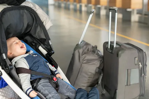 Kur mund të ulet foshnja në një karrocë fëmijësh?