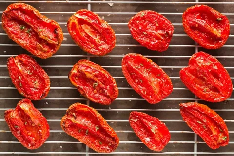 Fırında Günəşdə Qurudulmuş Pomidorlar