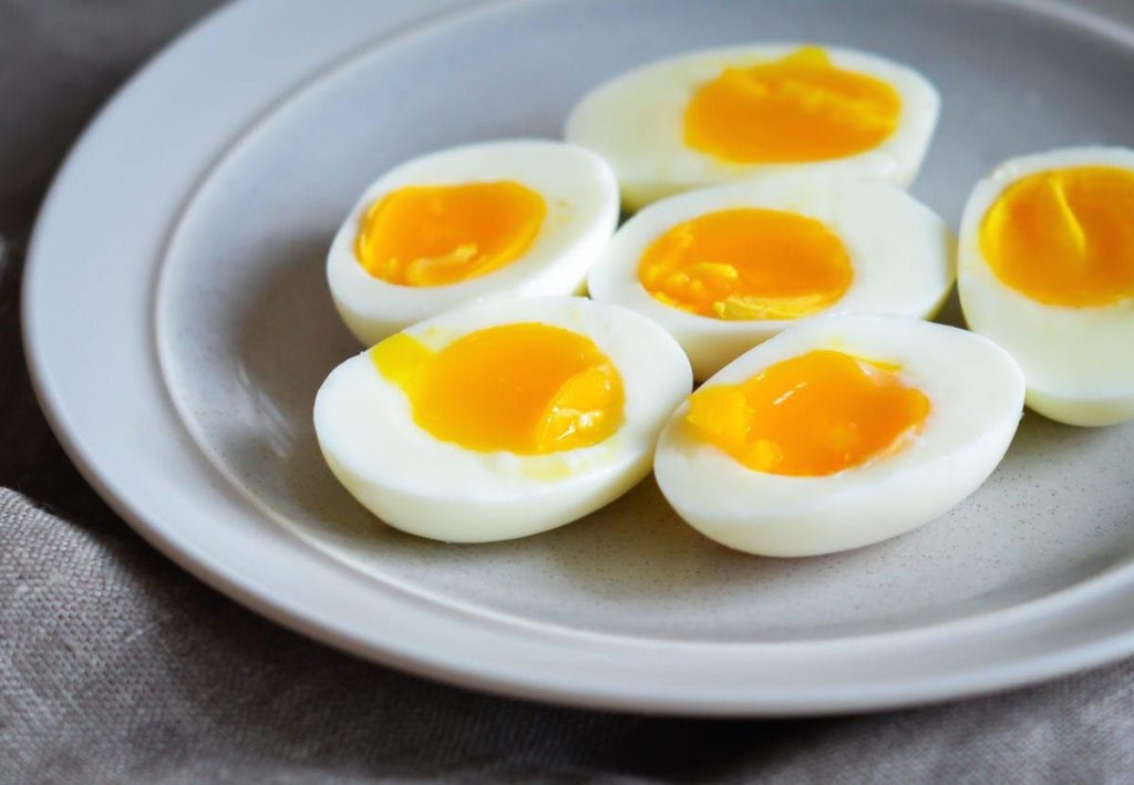 तत्काल बर्तन में अंडे उबाल लें