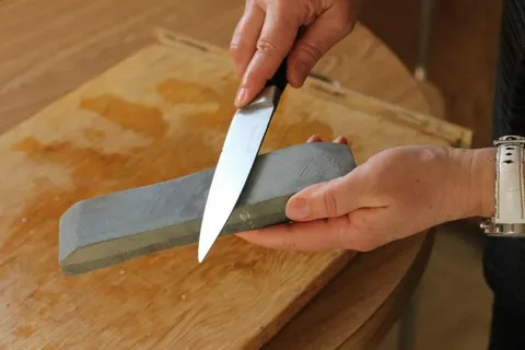 Como afiar uma faca de pão