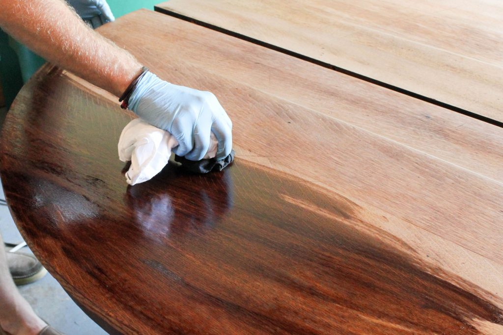 Обработете дървена маса