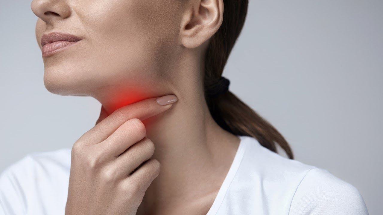 Ist Halsschmerzen ein Symptom von COVID-19?