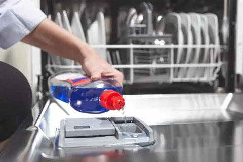 Çfarë mund të përdorni në vend të detergjentit për enëlarëse?