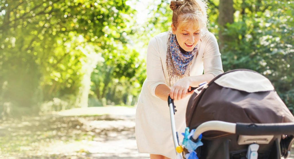 Kur mund të ulet foshnja në një karrocë fëmijësh?