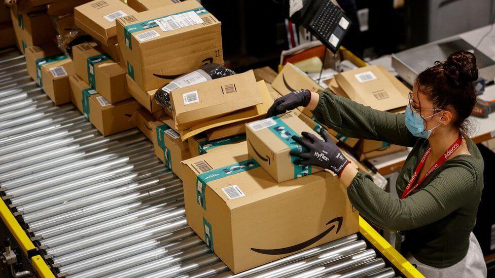 Ofertes d'opcions de treball temporal d'Amazon per a pares, sindicats demana salaris més alts