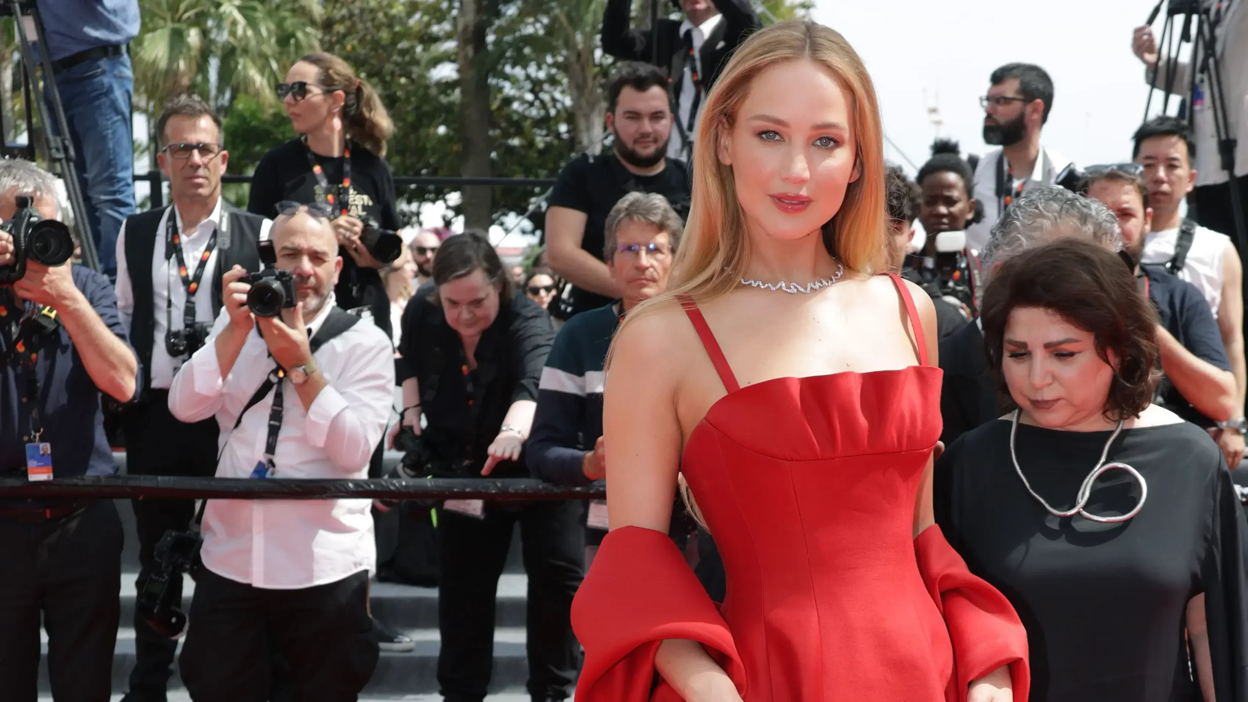 Jennifer Lawrence se osupljivo pojavi na rdeči preprogi Cannes 2023
