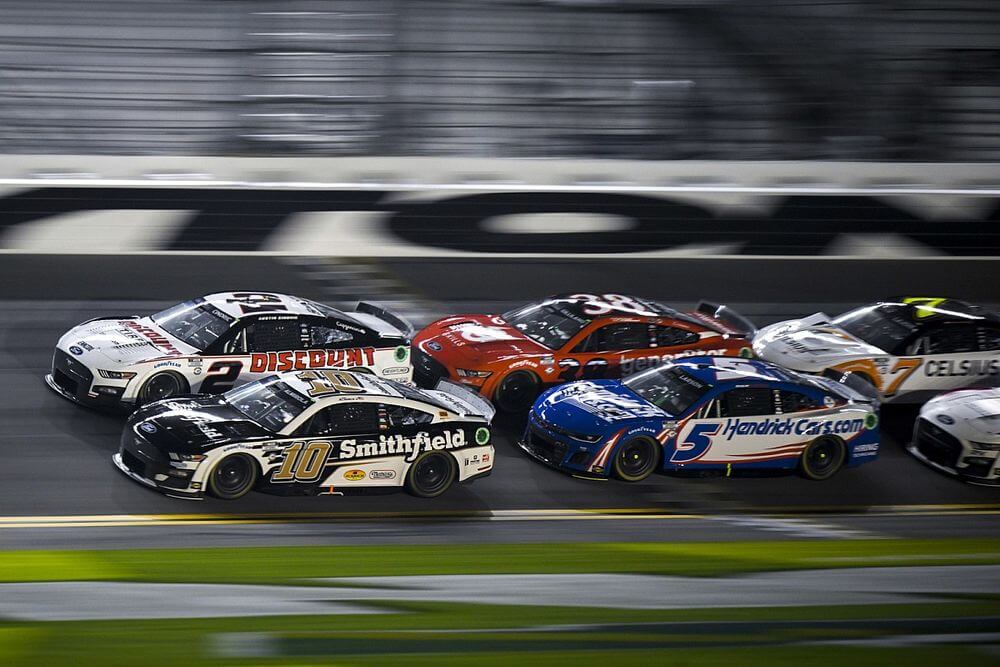 NASCAR 2023: Napínavá cesta v americkém motorsportu