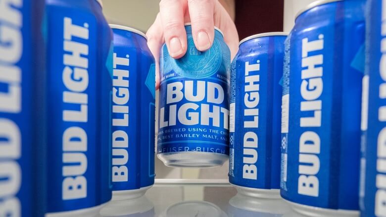 Bud Light 10,000 XNUMX $ týdně prozradí si klade za cíl získat zpět pijáky