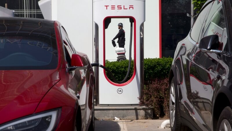 टेस्ला के चार्जिंग नेटवर्क तक पहुंच हासिल करने के लिए जीएम के इलेक्ट्रिक वाहन
