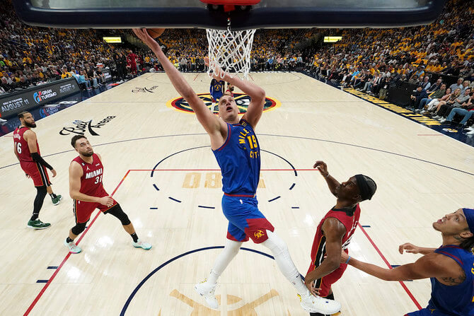 Οι Ντένβερ Νάγκετς κυριαρχούν στο Μαϊάμι Χιτ στον 1ο αγώνα των τελικών του NBA