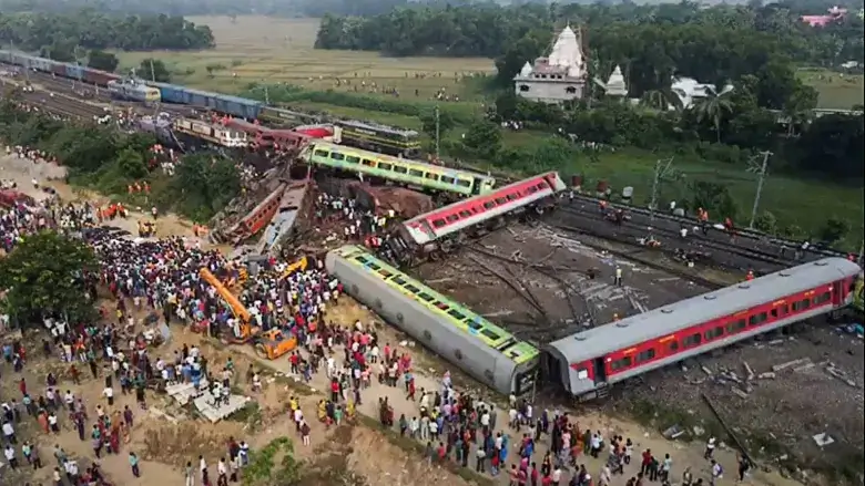 भारत में दर्दनाक ट्रेन दुर्घटना ने सैकड़ों लोगों की जान ले ली