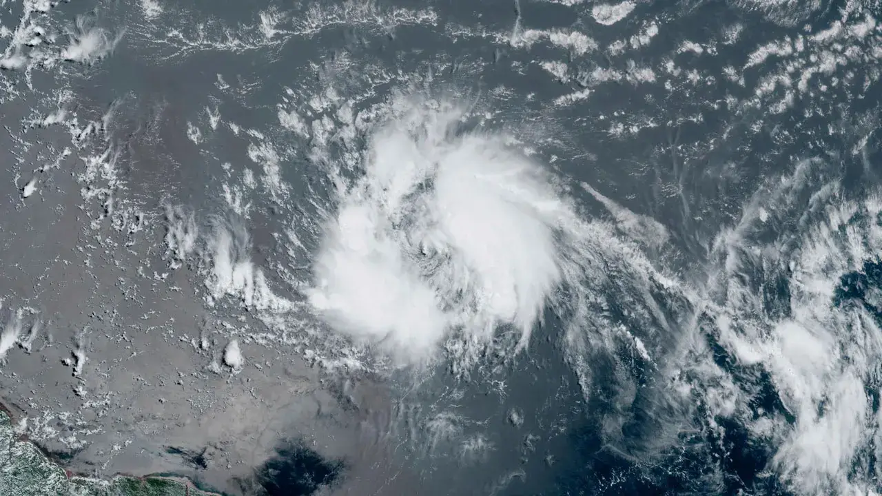 열대성 폭풍 브렛(Bret)이 동부 카리브해에 접근하고 섬들이 폭우에 대비