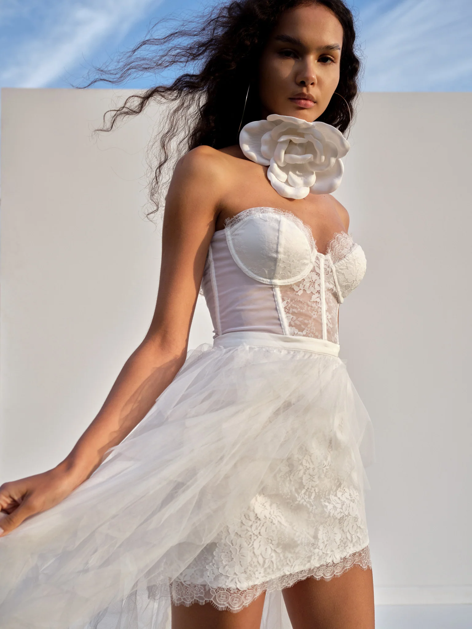 Valge rinnakas kleit: elegants, mitmekülgsus ja stiilinõuanded