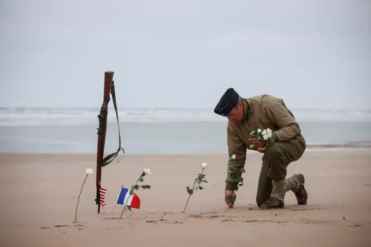 79주년 디데이(D-Day) 기념일에 제XNUMX차 세계대전 참전용사 기리기