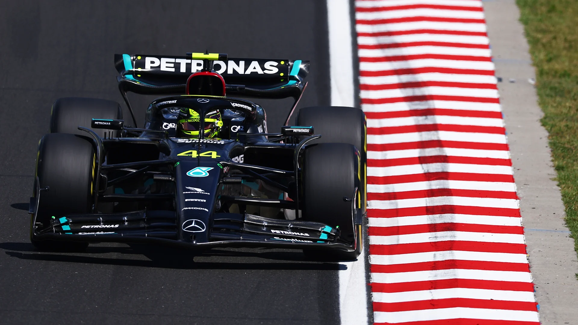 Hamilton Outshines in the Final Practice Session at Hungaroring