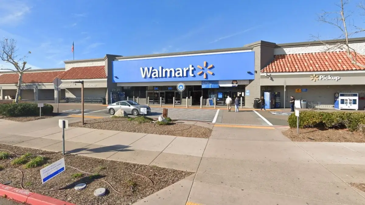 Obchod Walmart v Santee sa dočasne zatvára po tom, čo sa muž, ktorý ovláda sekeru, vyhráža