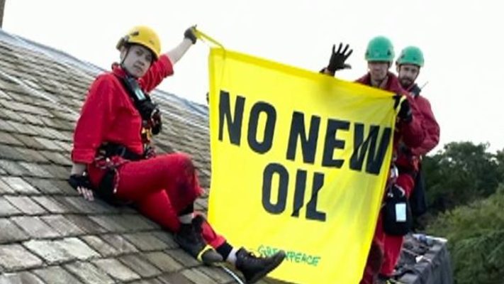 Διαμαρτυρία της Greenpeace στο σπίτι του Σουνάκ