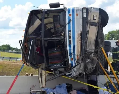 Následky havárie autobusu v Indiane
