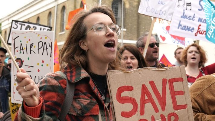 इंग्लैंड में शिक्षकों की हड़ताल