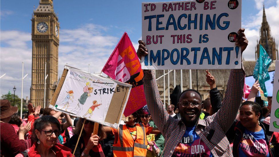 Strajki nauczycieli w Anglii: związki akceptują umowę płacową, kończąc spory