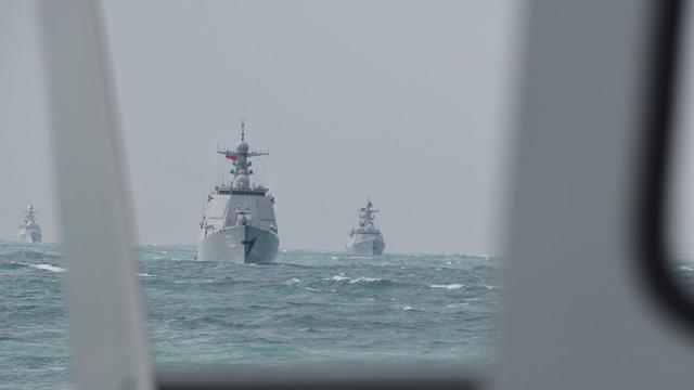 ASV flotes izlēmīgā rīcība pret Krievijas un Ķīnas jūras spēku klātbūtni izceļ ASV flotes reakciju Aļaskas tuvumā