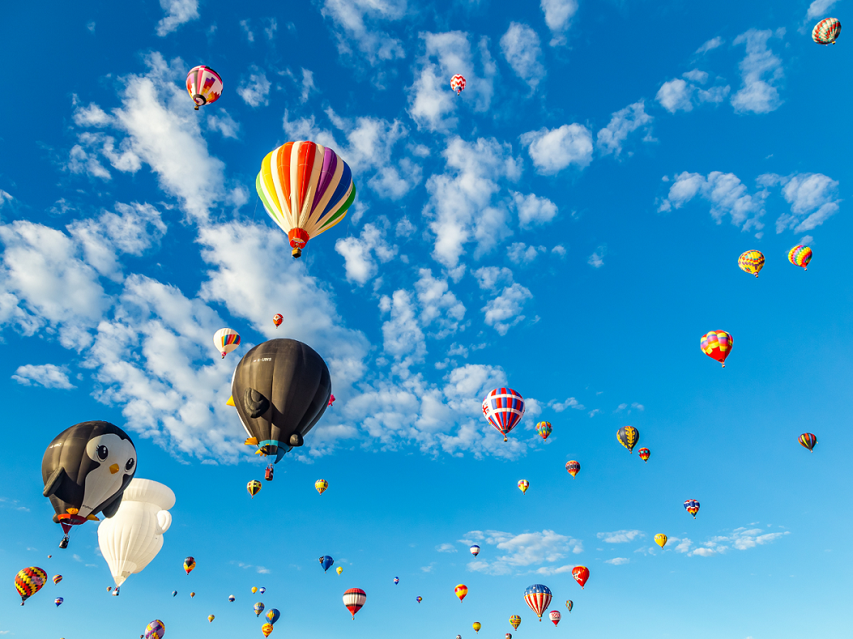 Albuquerque Balloon Fiesta brilles: Krāsu deja debesīs