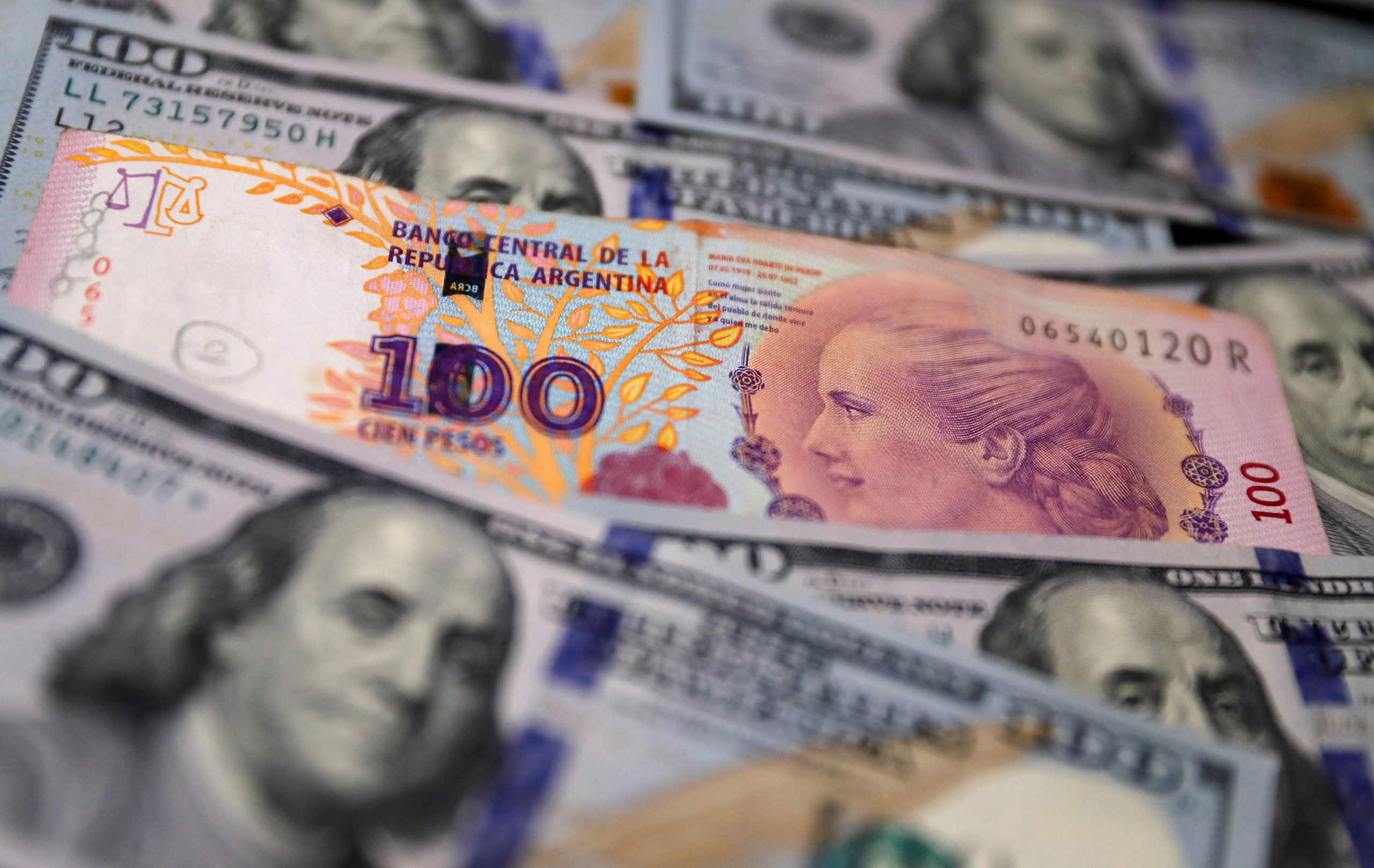 Argentīnas peso priekšvēlēšanu kritums: ekonomikas satricinājuma pazīme?