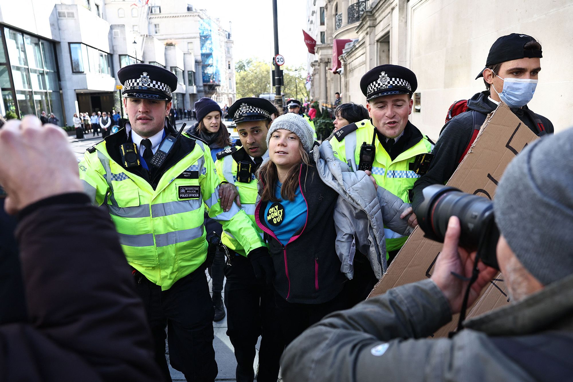Η Γκρέτα Τούνμπεργκ συνελήφθη στο συνέδριο πετρελαίου του Λονδίνου