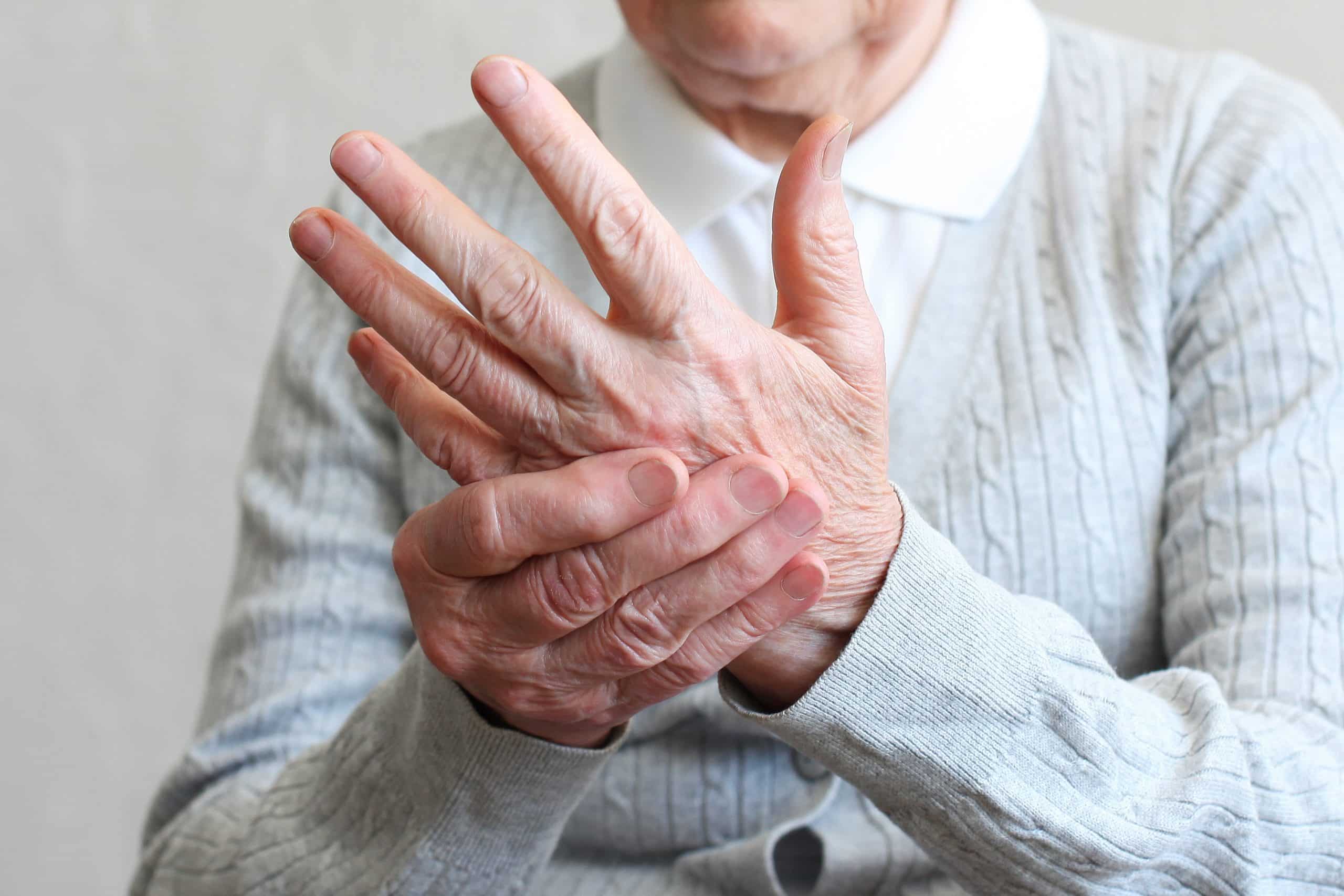 Symptomy Parkinsonova třesu: Cukání prstů jako rané znamení