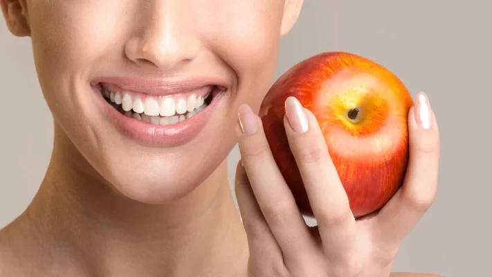 A i pastron një mollë dhëmbët tuaj