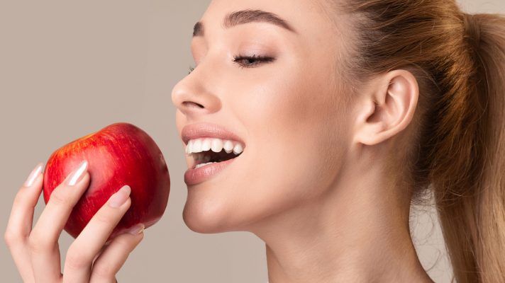 A i pastron një mollë dhëmbët tuaj