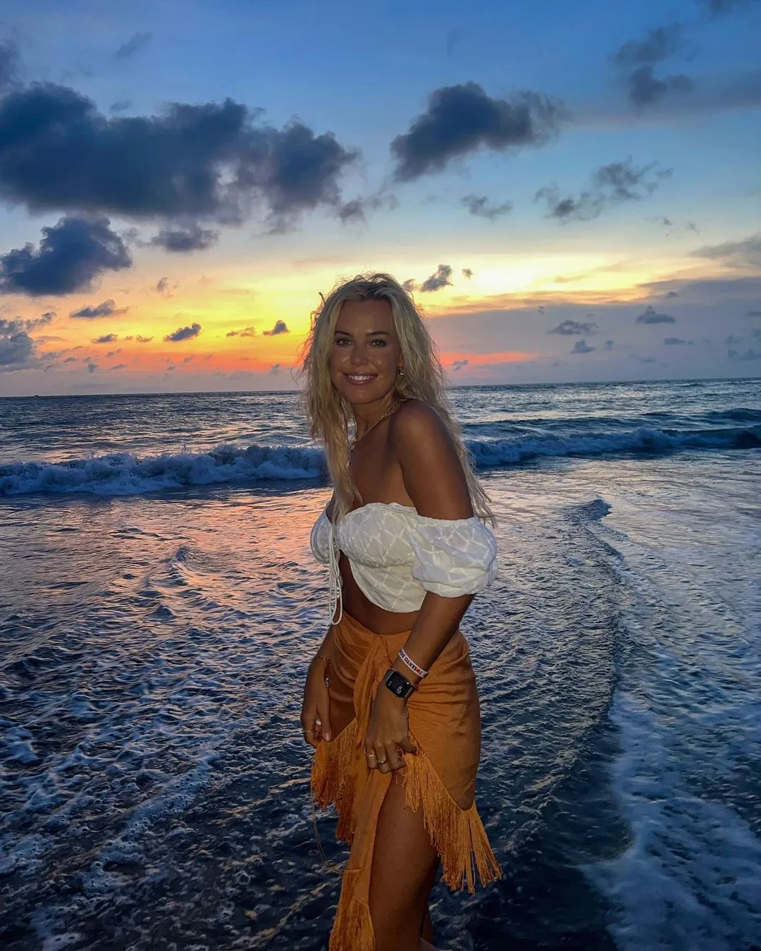Chloe Meadows njuter av solen på Bali
