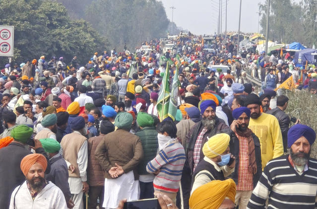 수천 명의 인도 농부들이 거리로 시위를 벌이고 있습니다.