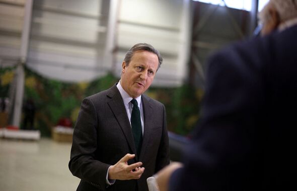 Lord David Cameron uppmanar Kina att luta sig mot Iran över Röda havetsattackerna