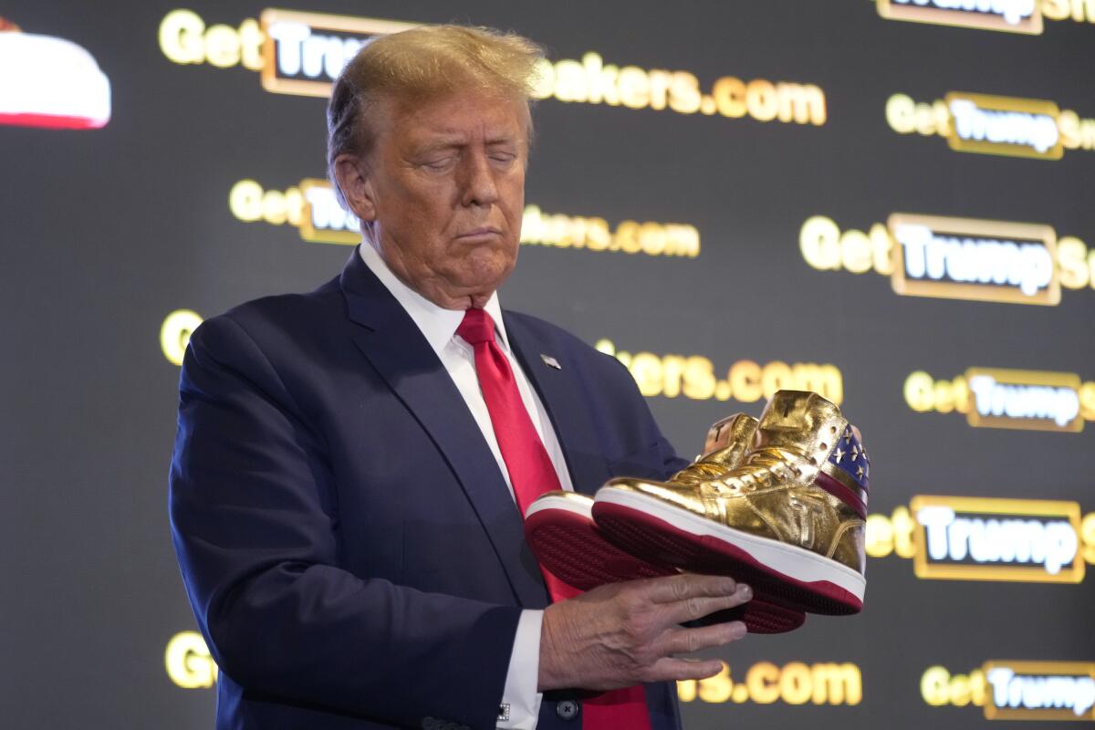 Trump Shoes Sneaker Con-da Ayaqqabılı Görünüşə malikdir