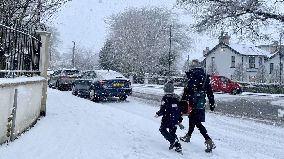 英国気象警報：国中に雪と洪水が襲来