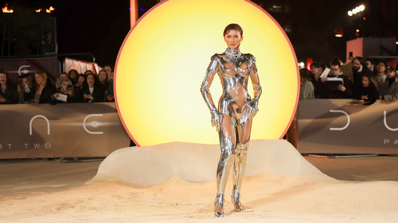 Зендая открадва шоуто с футуристична мода на Dune Premiere