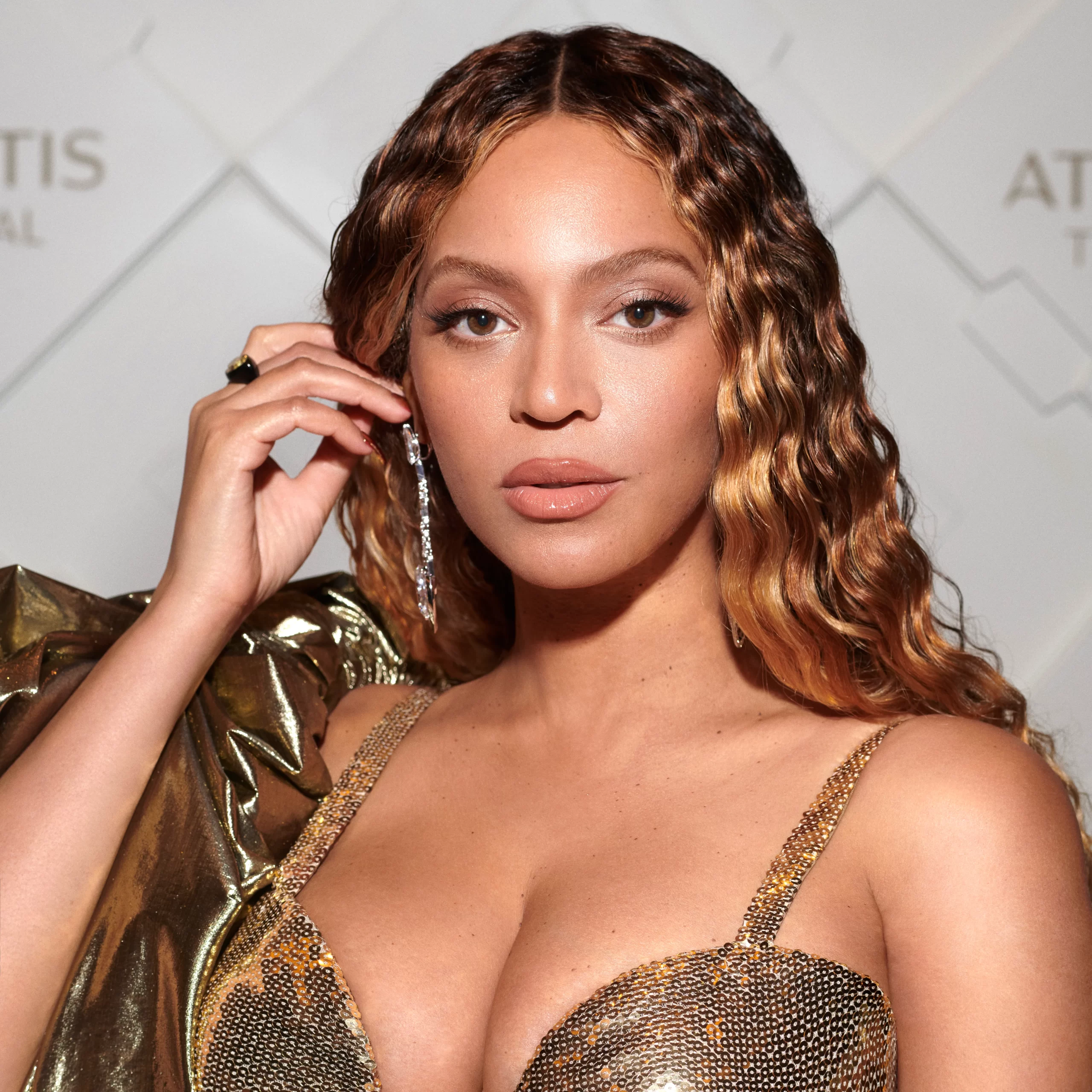 Beyonce Bares všetko v ohromujúcom novom obale albumu