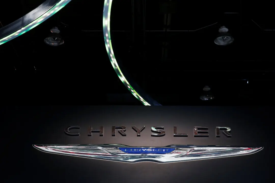 Chrysler tërheq 286,000 automjete për probleme serioze të airbagëve