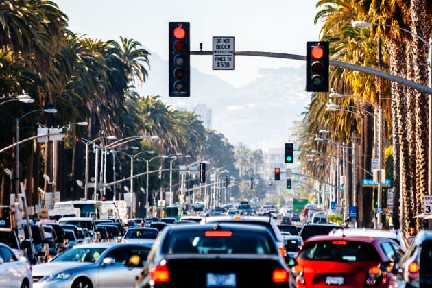 Kaliforniens invånare känner nypa när bensinpriserna stiger över 5 dollar igen