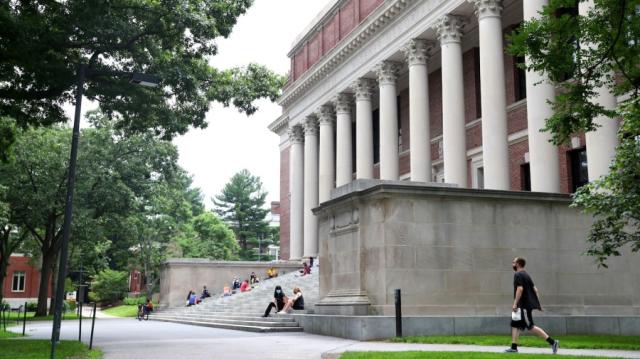 Les candidatures à Harvard chutent alors que les écoles concurrentes constatent un intérêt record