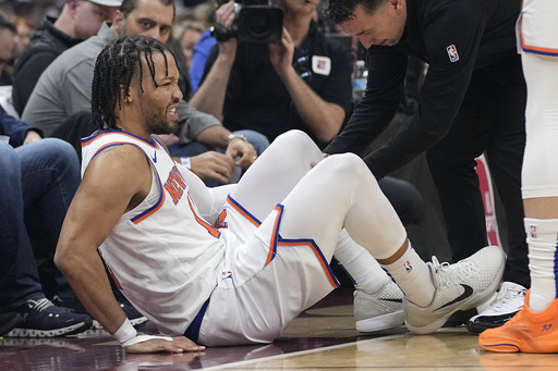 Ylli i New York Knicks Jalen Brunson Leaves Loja Herët me dëmtimin e gjurit