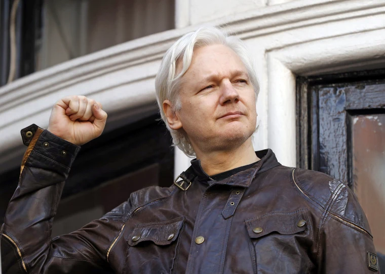 Julian Assange, stofnandi WikiLeaks, berst gegn framsal fyrir dómstóli í Bretlandi