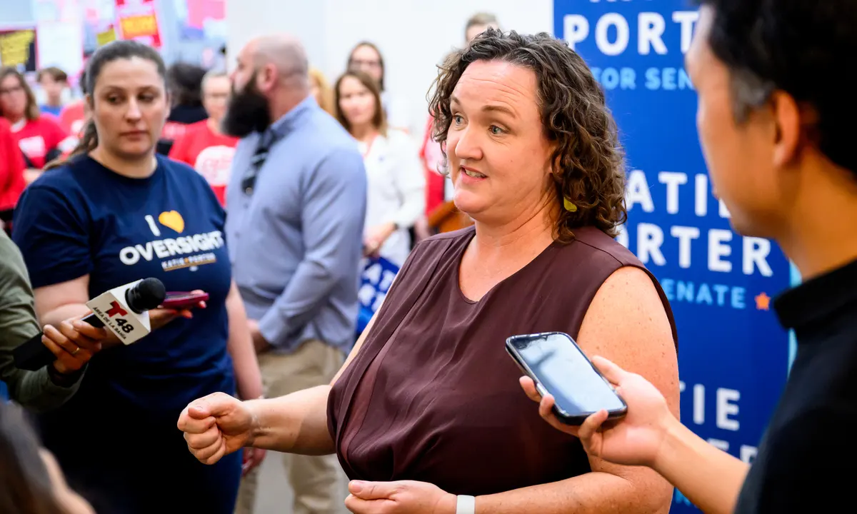 Katie Porter, strasten boj v tekmi za senat v Kaliforniji