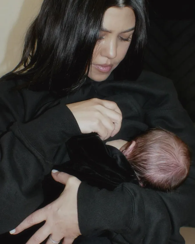 Кортни Кардашиян смая феновете с невероятна фигура след бебе