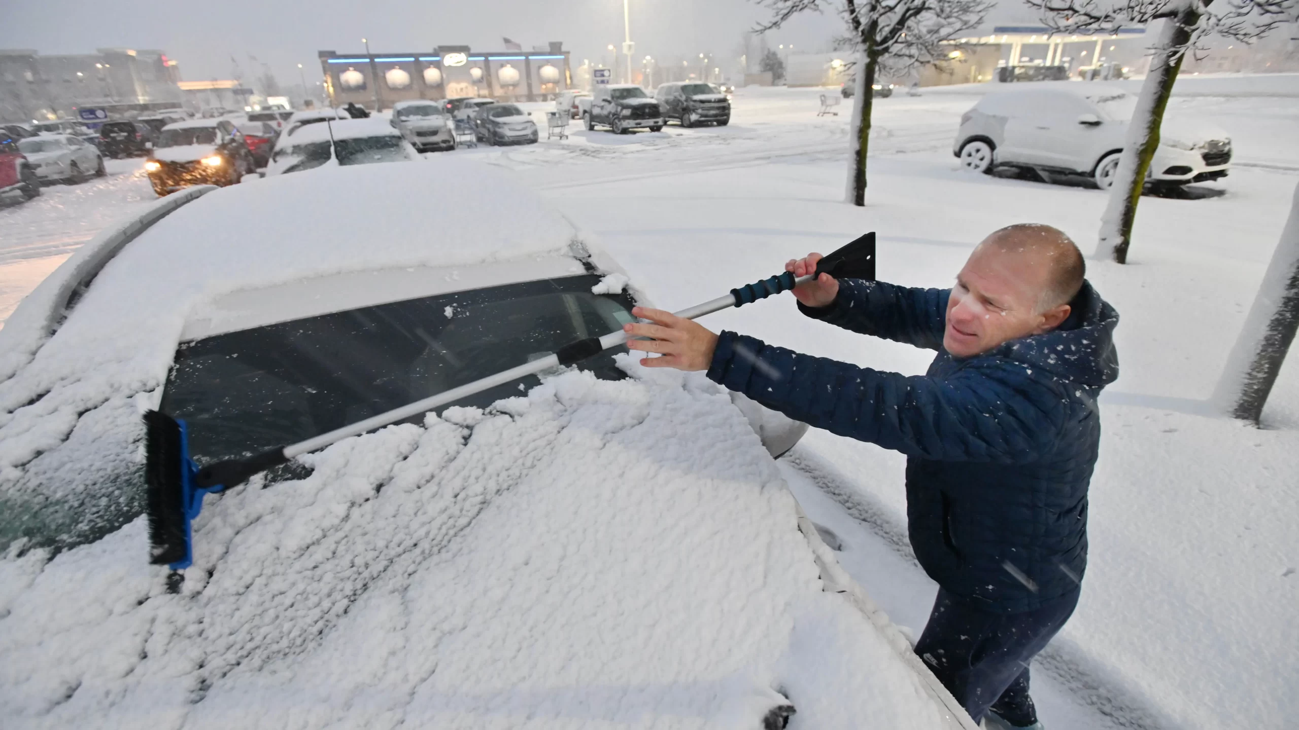 Kā Mičiganas ziemas vētra izgāza sniegu visā štatā