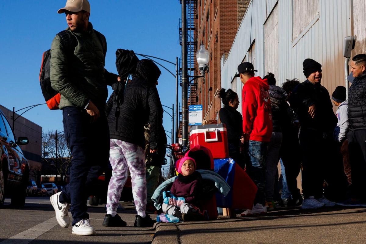 शिकागो की प्रवासी निष्कासन योजना को अनिश्चितता का सामना करना पड़ रहा है क्योंकि पहला समूह आश्रयों से बाहर निकलने के लिए तैयार है