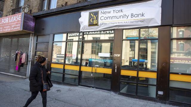 Klanten trekken contant geld af, maar het geloof blijft in de New York Community Bank