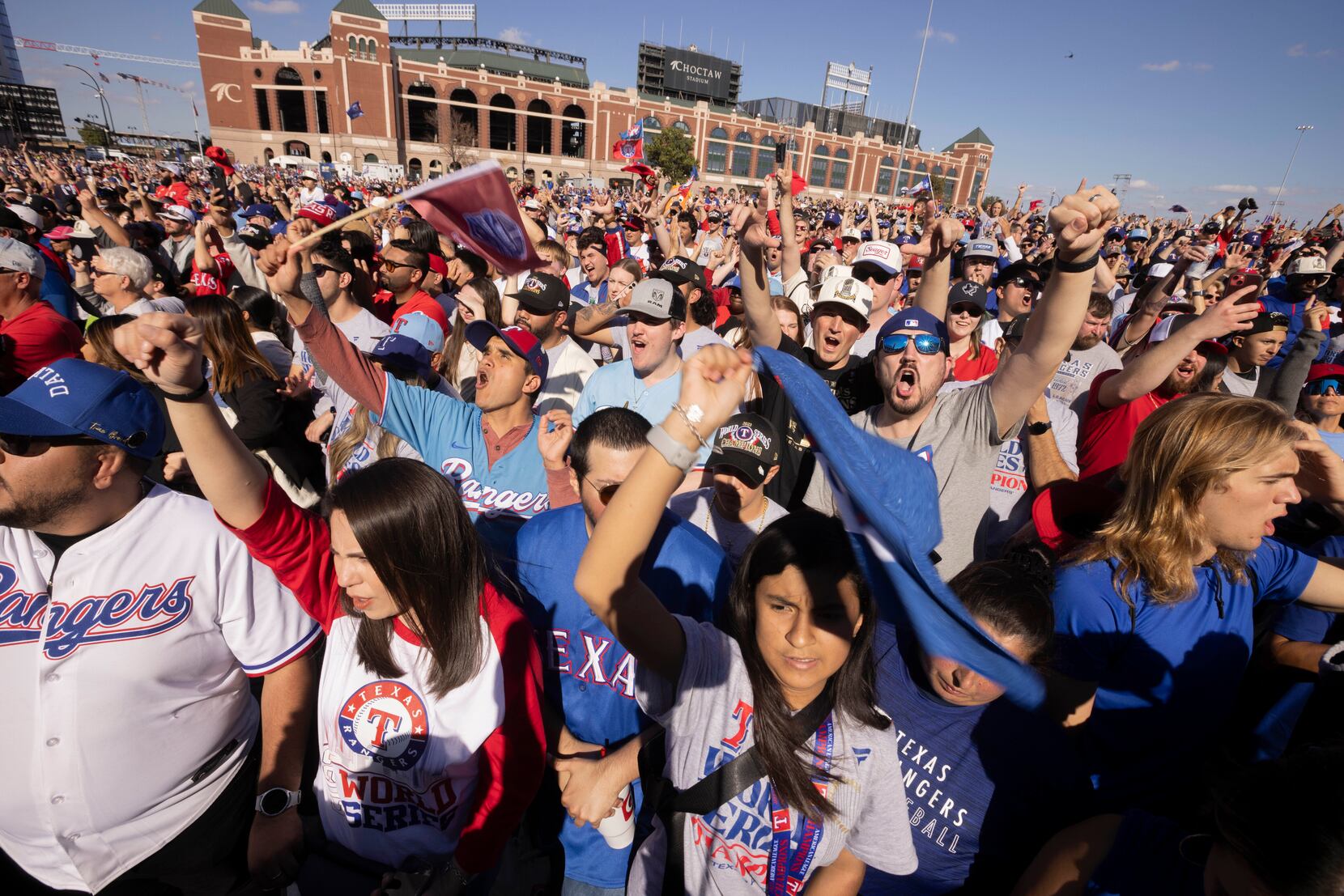 Tifozët e Texas Rangers festojnë ndërsa kampionët në mbrojtje nisin sezonin e ri