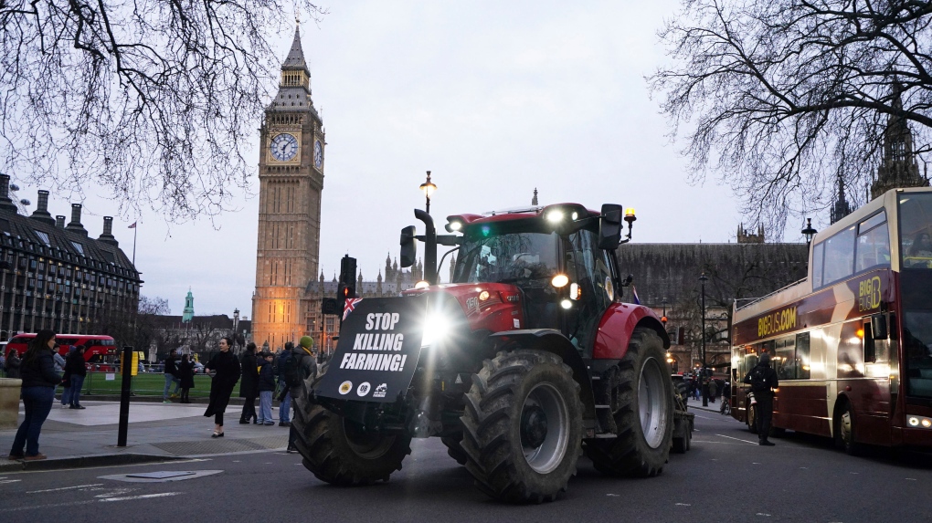 เกษตรกรในสหราชอาณาจักรออกมาประท้วงบนท้องถนนเพื่อปกป้องการดำรงชีวิต